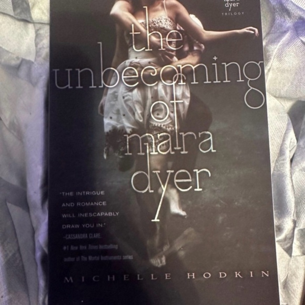 The Unbecoming of Mara Dyer Book